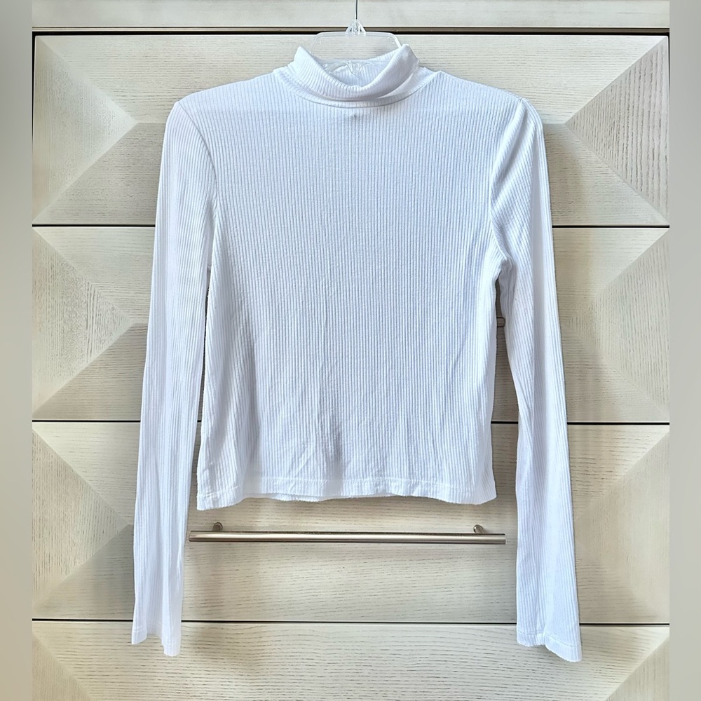 FOREVER 21 WHITE LONG SLEEVES TURTLENECK - SIZE L